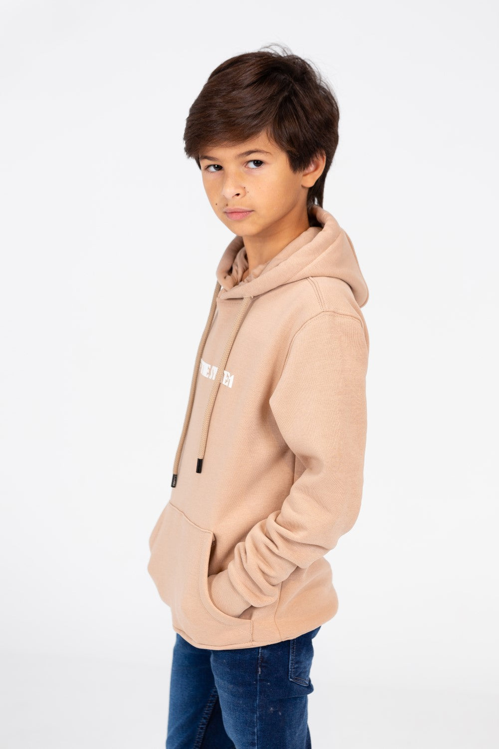 سويت شيرت للأولاد بغطاء رأس مع طباعة نصية على المقدمة