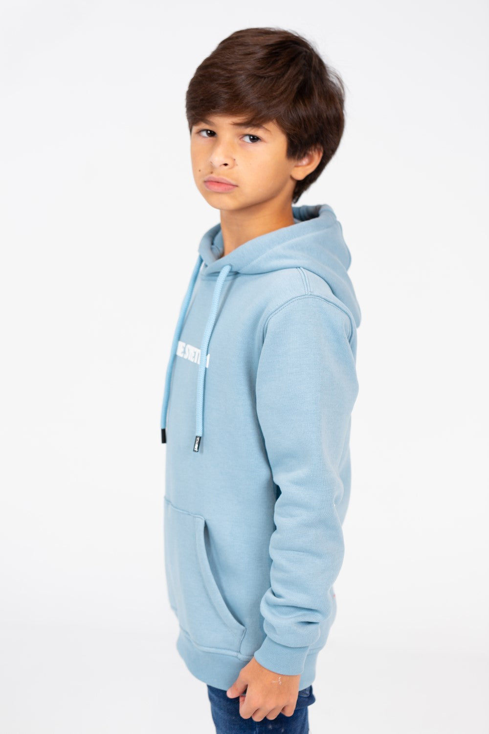 سويت شيرت للأولاد بغطاء رأس مع طباعة نصية على المقدمة