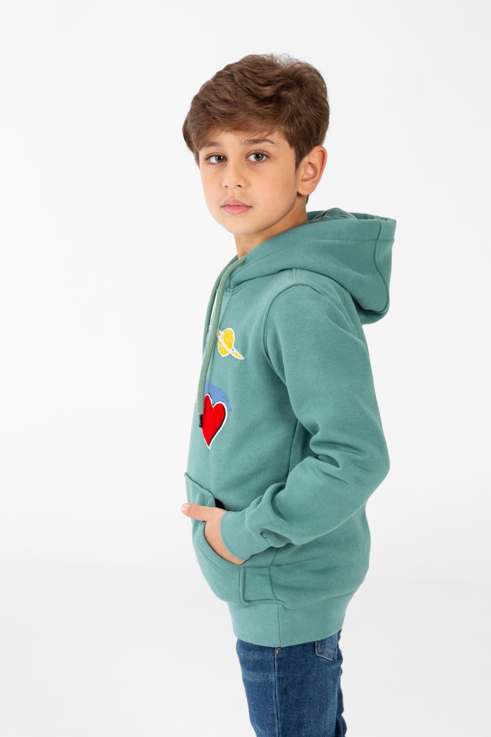 سويت شيرت للأولاد بغطاء رأس وطبعة على الجهة الأمامية