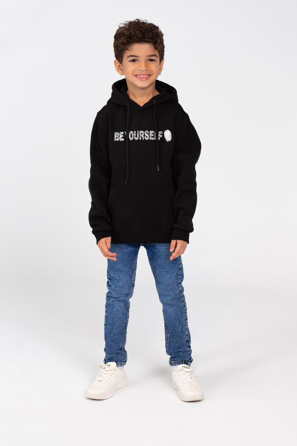 سويت شيرت بغطاء للرأس وأكمام طويلة للأولاد مع طباعة نصية على الجهة الأمامية