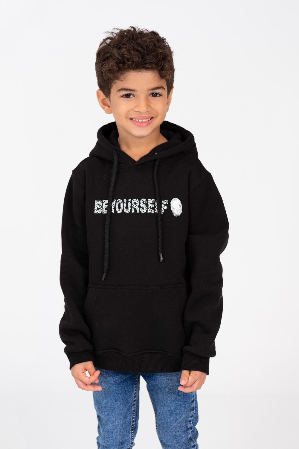 سويت شيرت بغطاء للرأس وأكمام طويلة للأولاد مع طباعة نصية على الجهة الأمامية