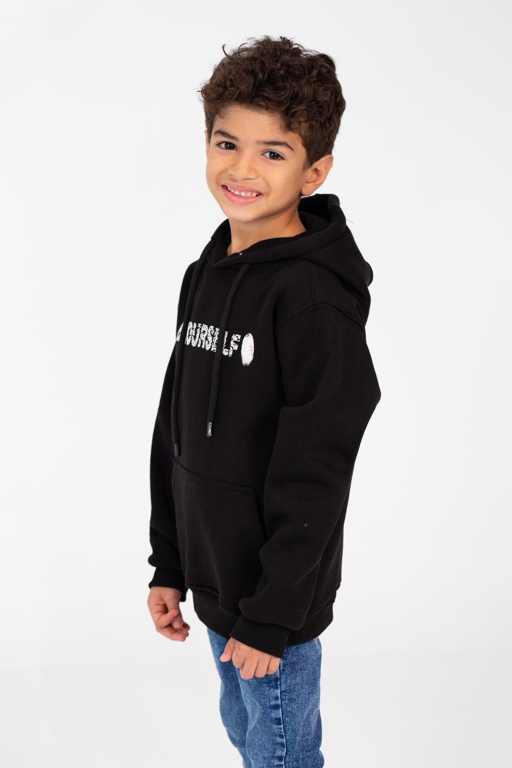 سويت شيرت بغطاء للرأس وأكمام طويلة للأولاد مع طباعة نصية على الجهة الأمامية