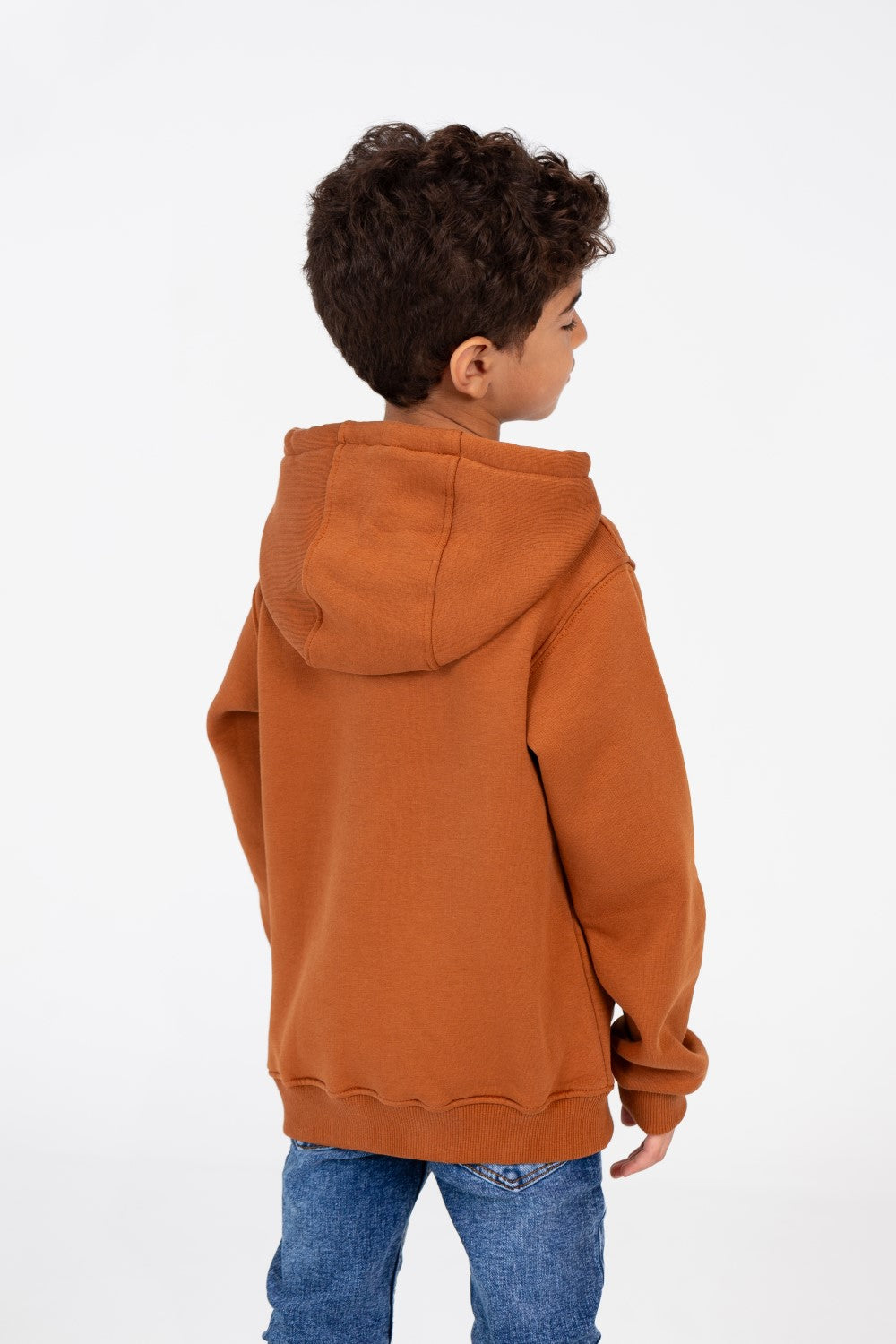 سويت شيرت بغطاء للرأس وأكمام طويلة للأولاد مع طباعة نصية على الجهة الأمامية