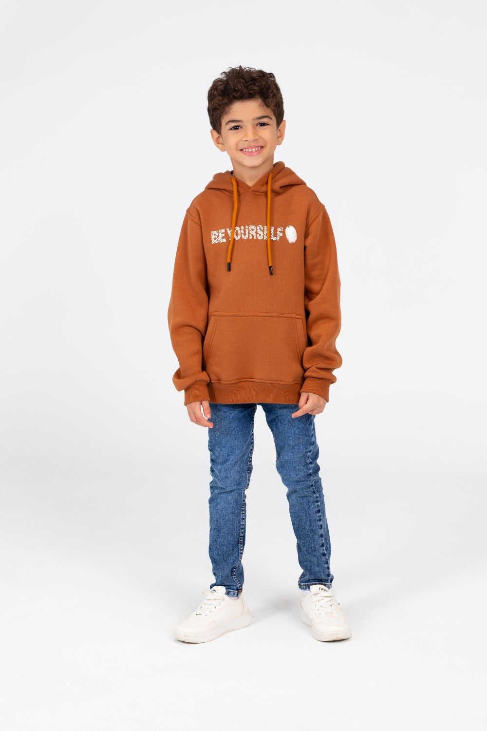 سويت شيرت بغطاء للرأس وأكمام طويلة للأولاد مع طباعة نصية على الجهة الأمامية