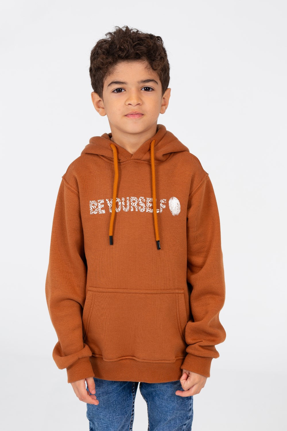 سويت شيرت بغطاء للرأس وأكمام طويلة للأولاد مع طباعة نصية على الجهة الأمامية