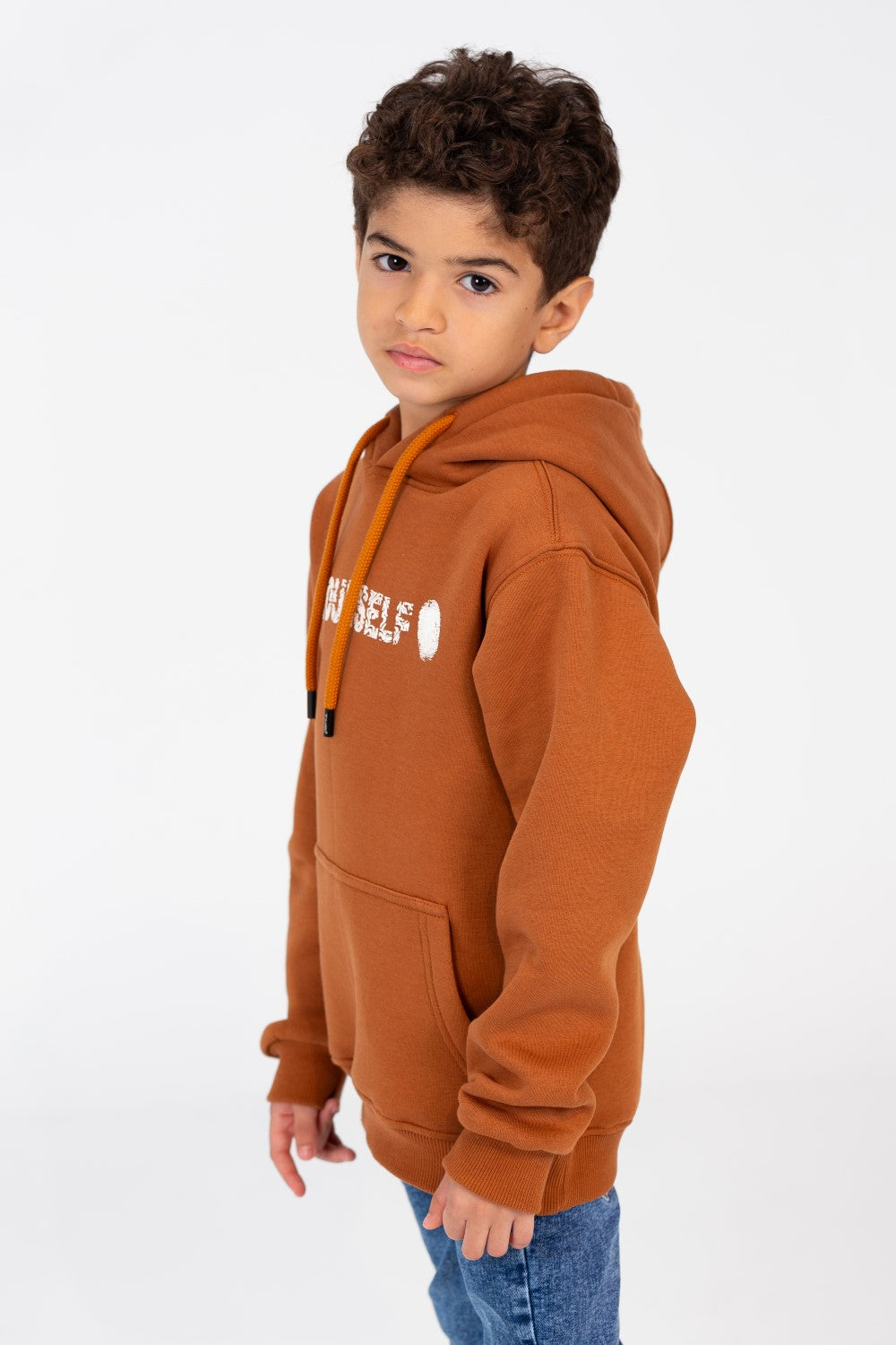سويت شيرت بغطاء للرأس وأكمام طويلة للأولاد مع طباعة نصية على الجهة الأمامية