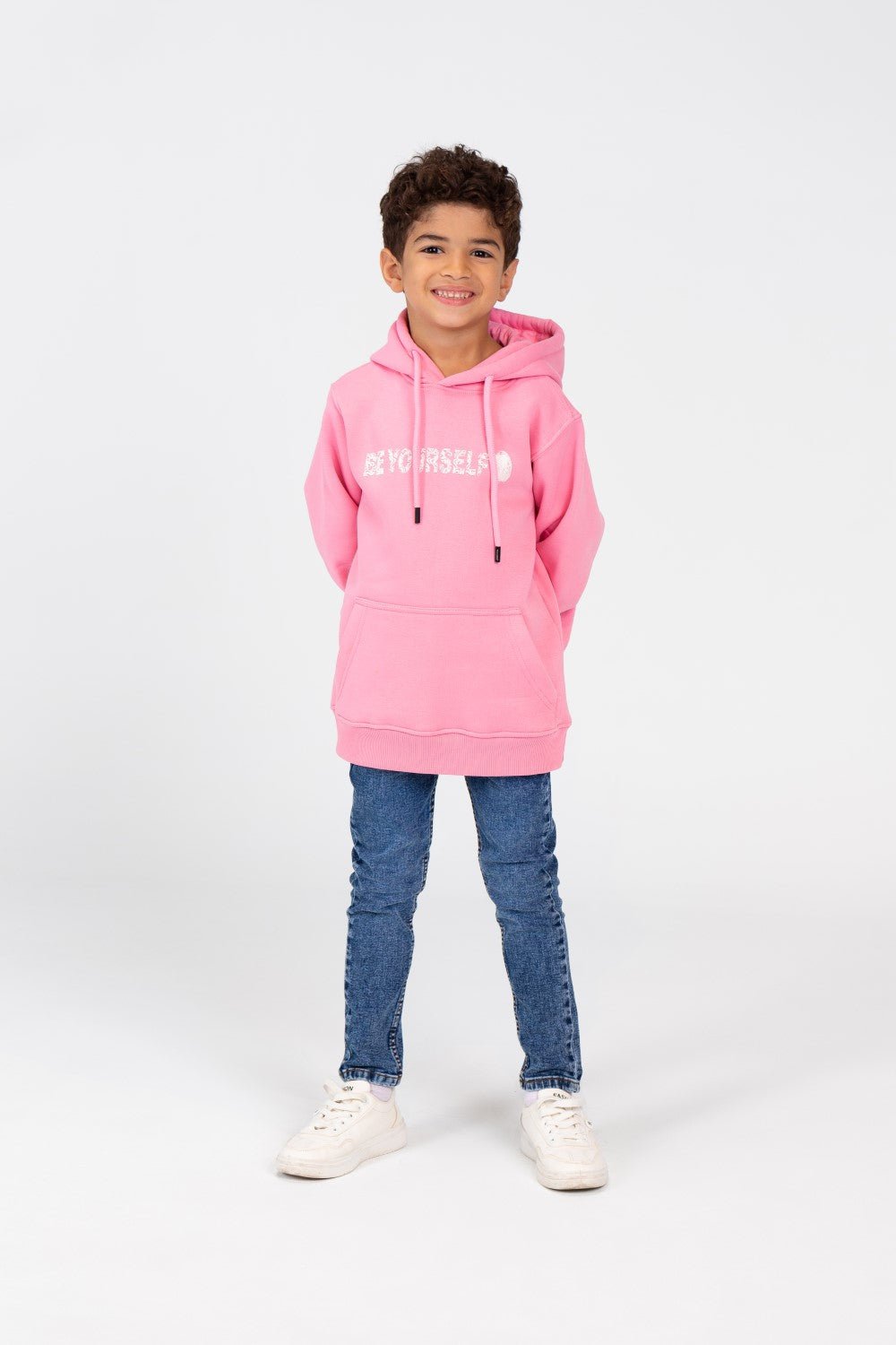 سويت شيرت بغطاء للرأس وأكمام طويلة للأولاد مع طباعة نصية على الجهة الأمامية