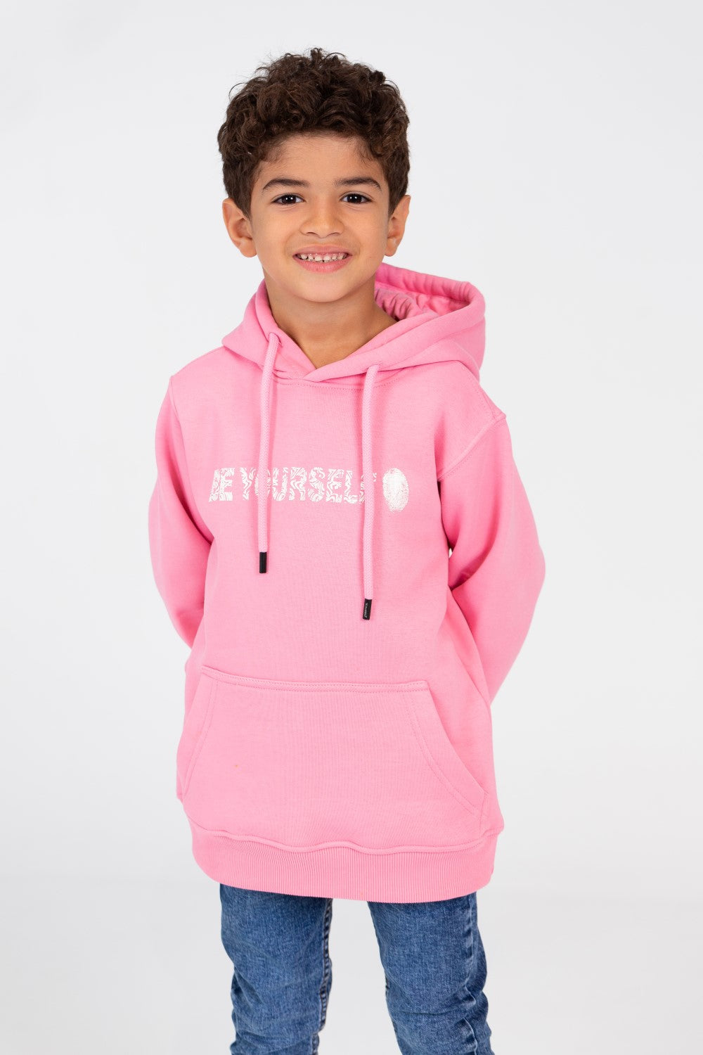 سويت شيرت بغطاء للرأس وأكمام طويلة للأولاد مع طباعة نصية على الجهة الأمامية