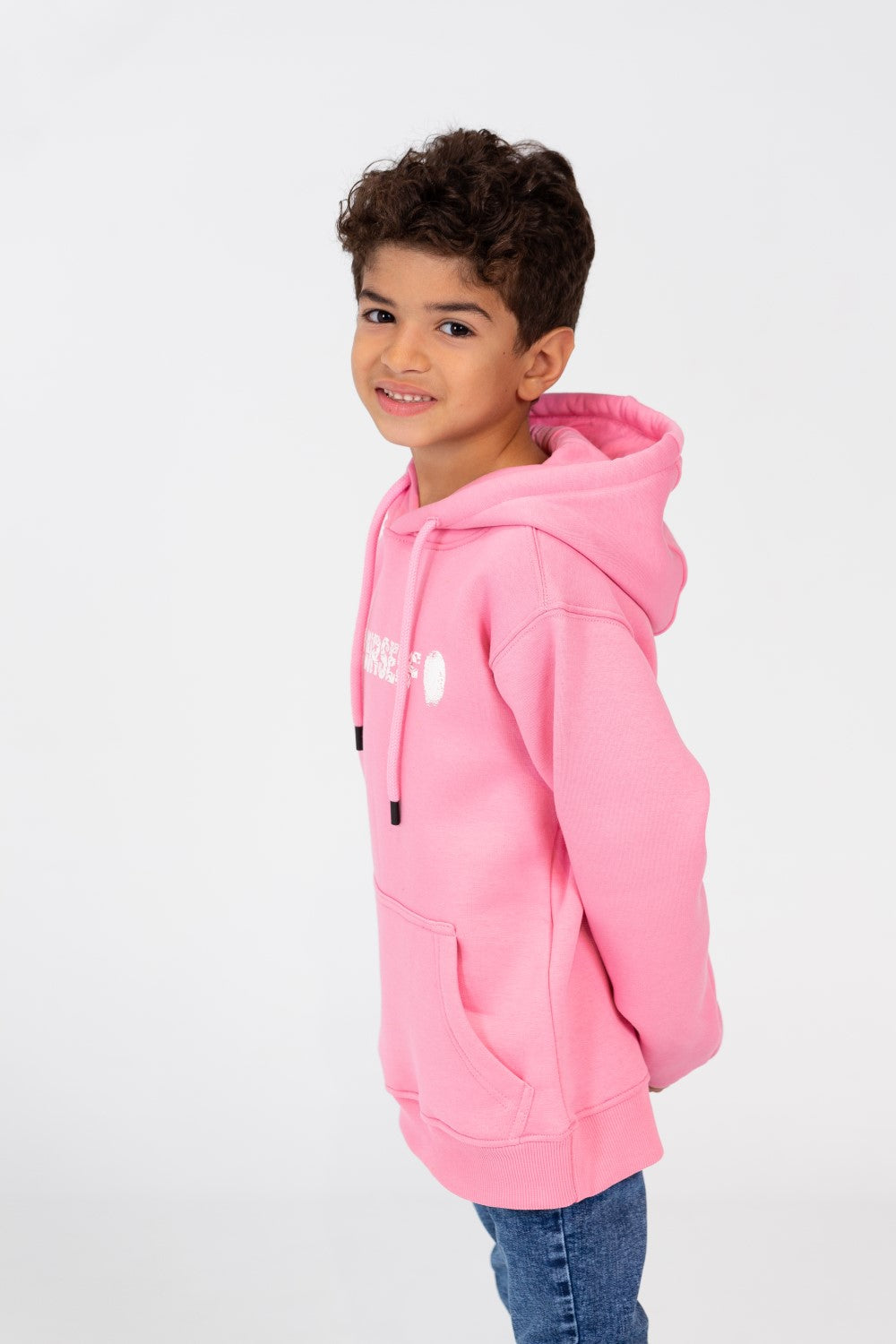 سويت شيرت بغطاء للرأس وأكمام طويلة للأولاد مع طباعة نصية على الجهة الأمامية