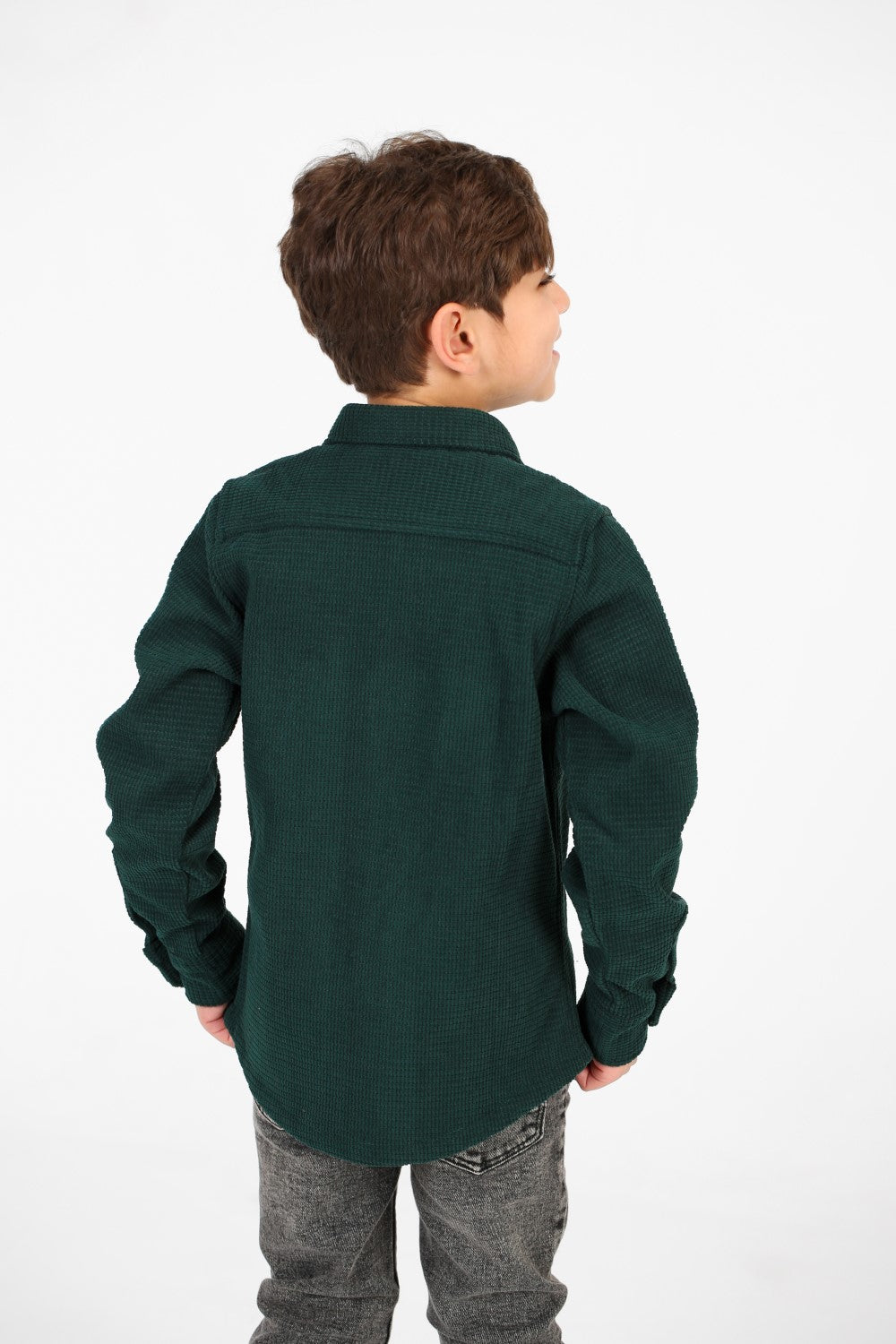 قميص مخملي بأكمام طويلة وأزرار أمامية للأولاد