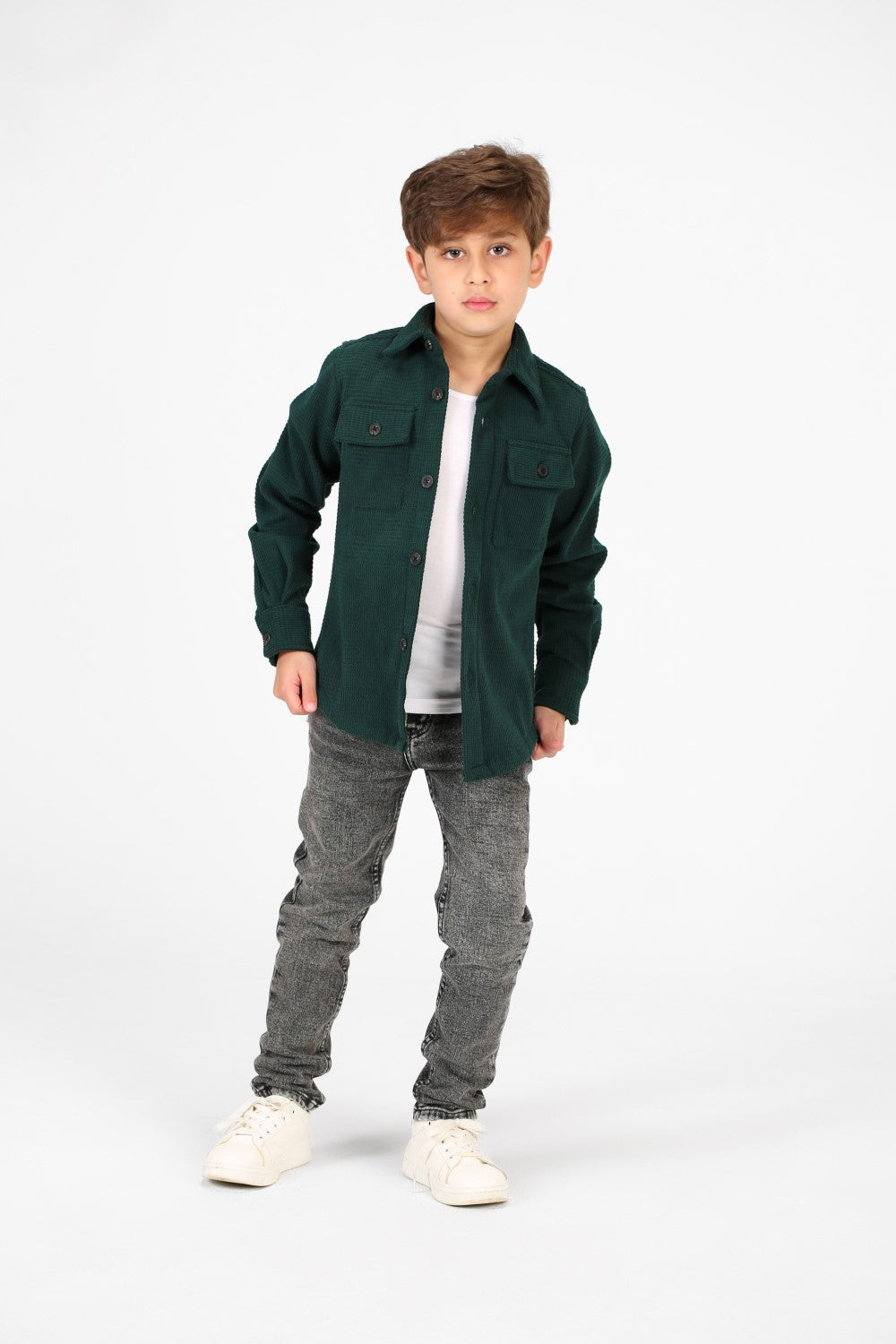 قميص مخملي بأكمام طويلة وأزرار أمامية للأولاد