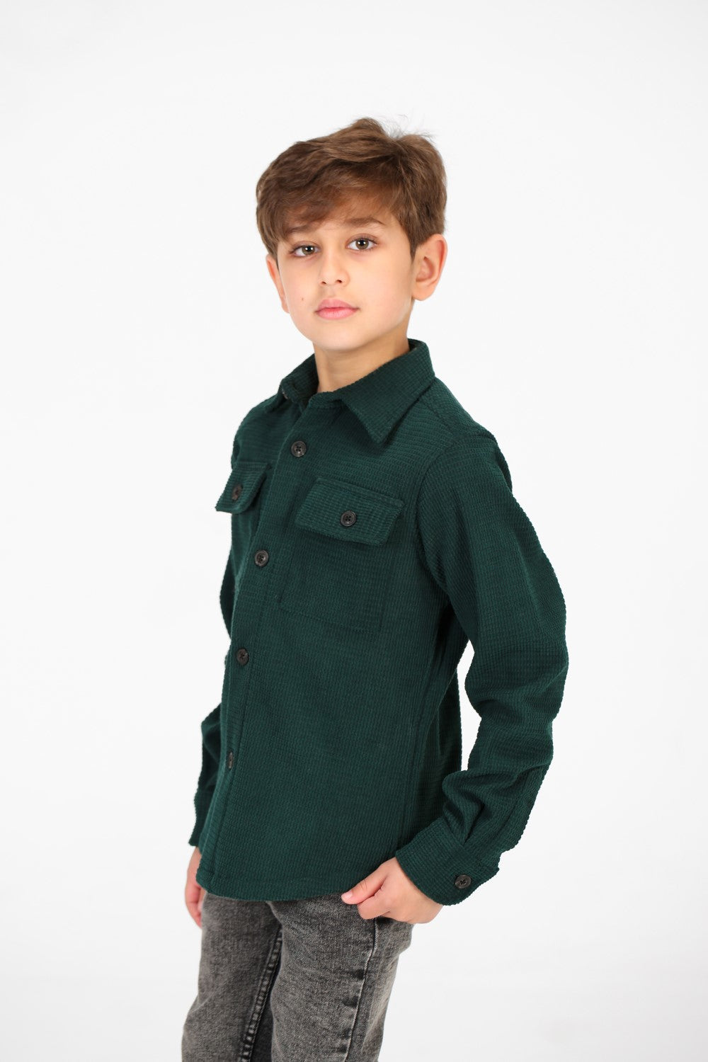 قميص مخملي بأكمام طويلة وأزرار أمامية للأولاد