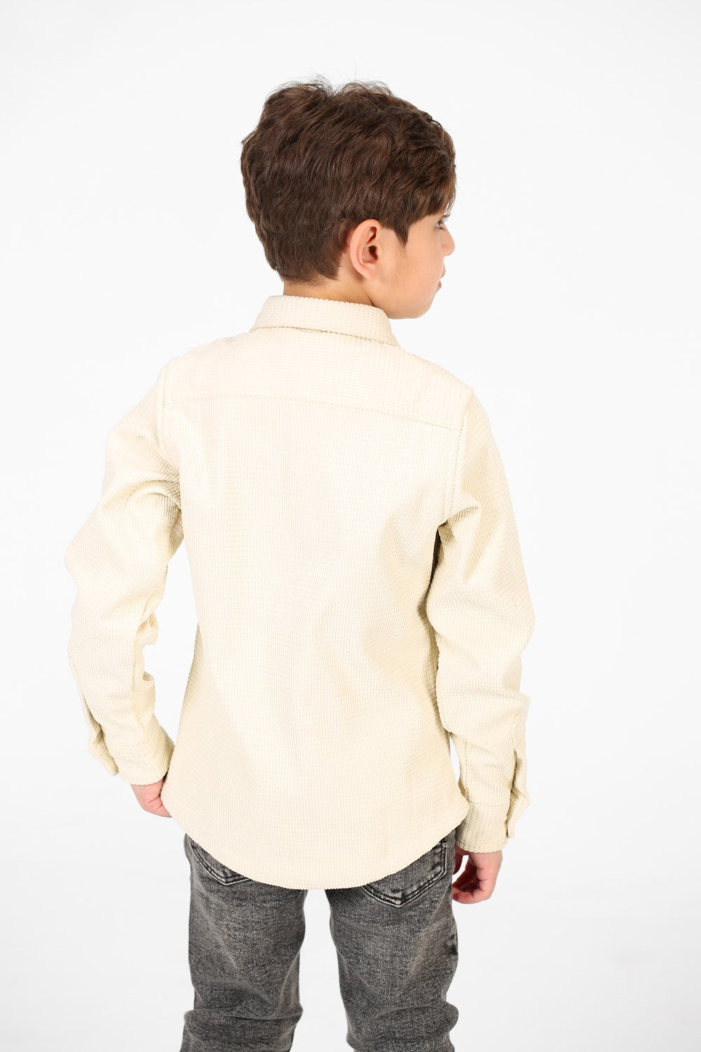 قميص مخملي بأكمام طويلة وأزرار أمامية للأولاد