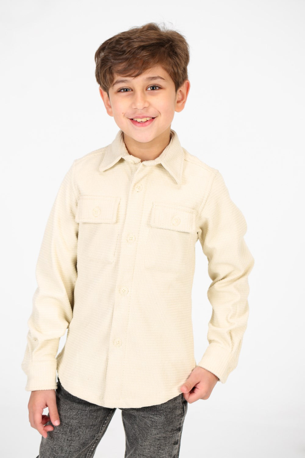 قميص مخملي بأكمام طويلة وأزرار أمامية للأولاد
