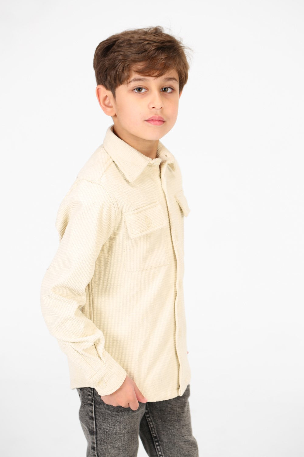 قميص مخملي بأكمام طويلة وأزرار أمامية للأولاد