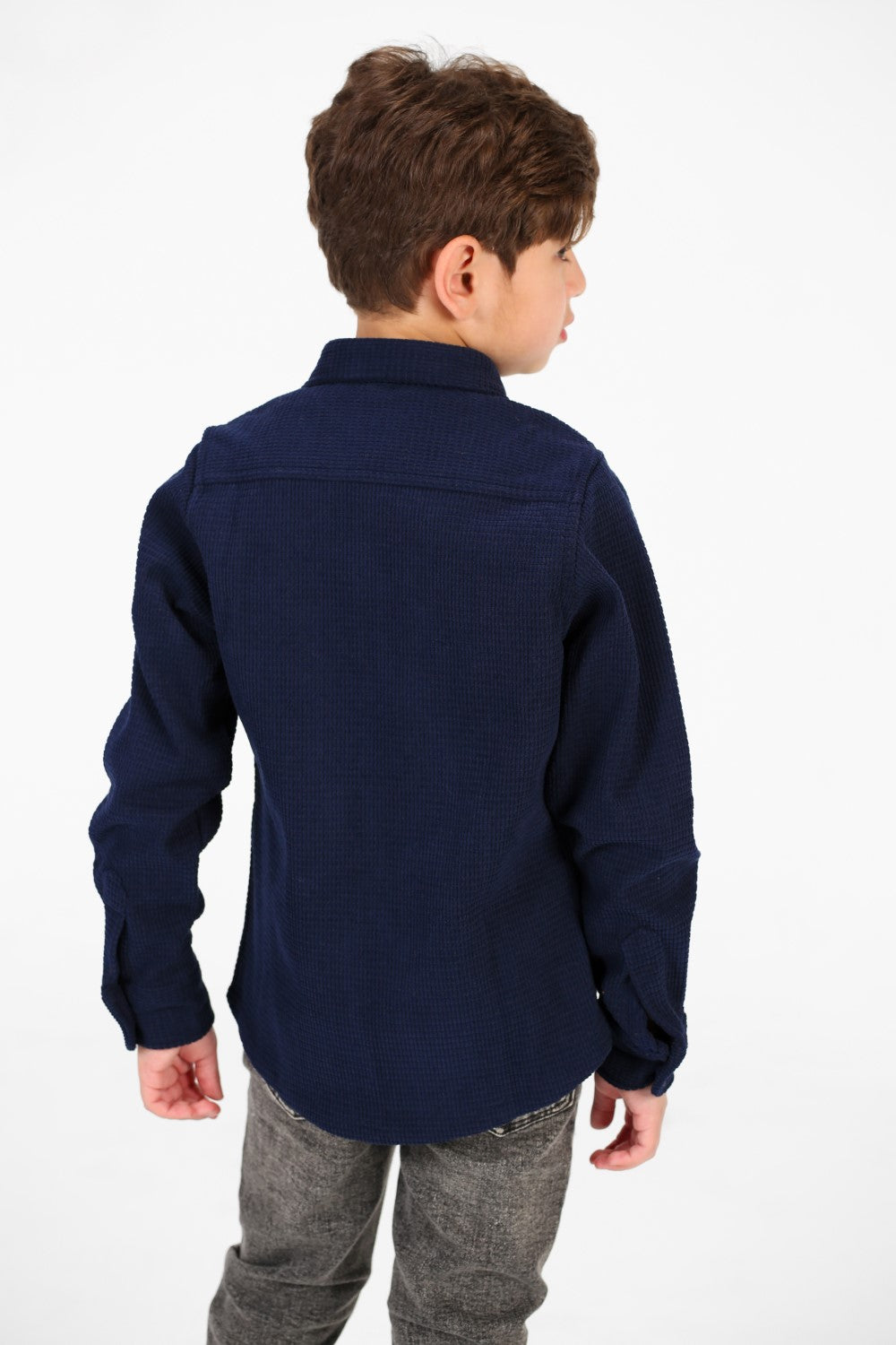 قميص مخملي بأكمام طويلة وأزرار أمامية للأولاد