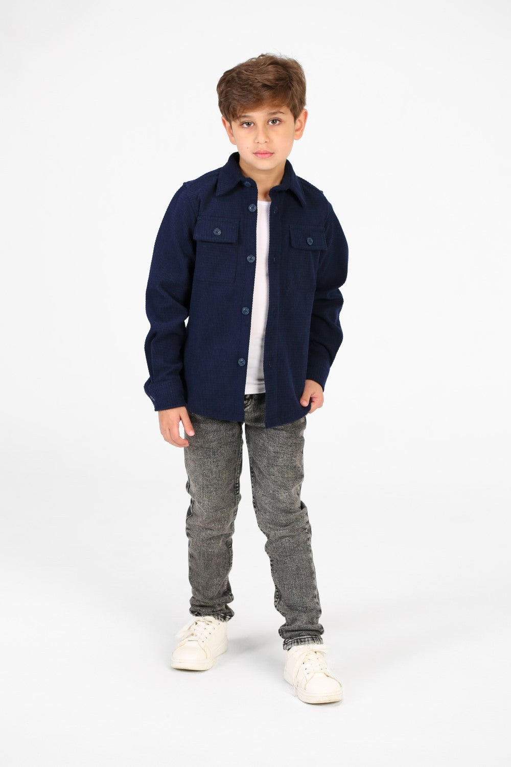 قميص مخملي بأكمام طويلة وأزرار أمامية للأولاد