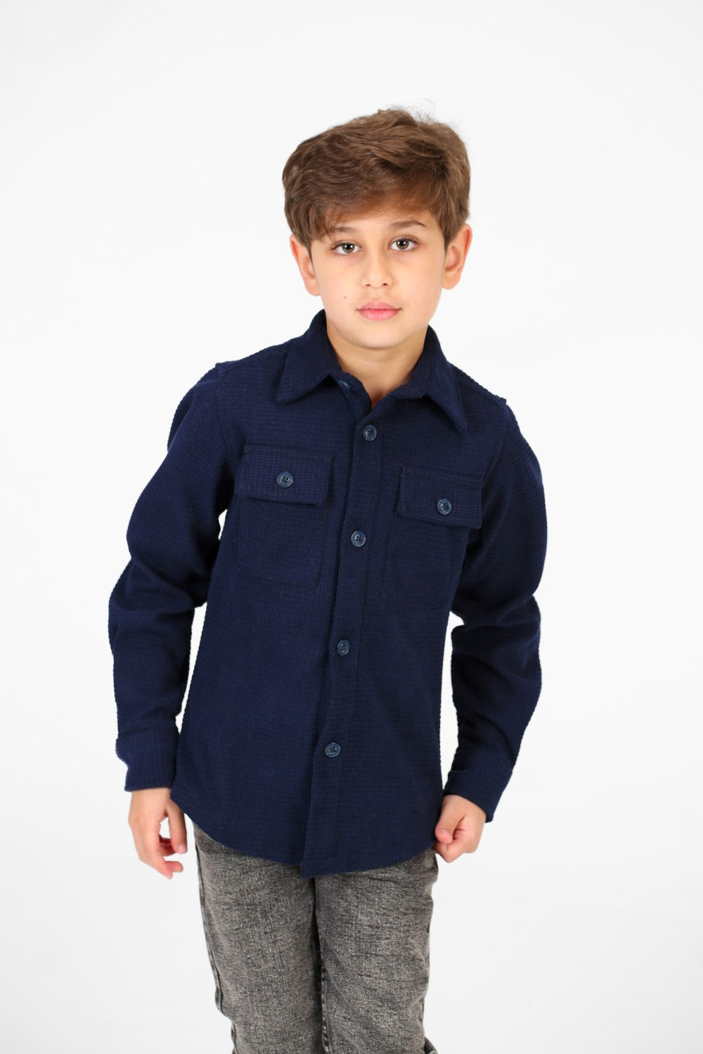 قميص مخملي بأكمام طويلة وأزرار أمامية للأولاد