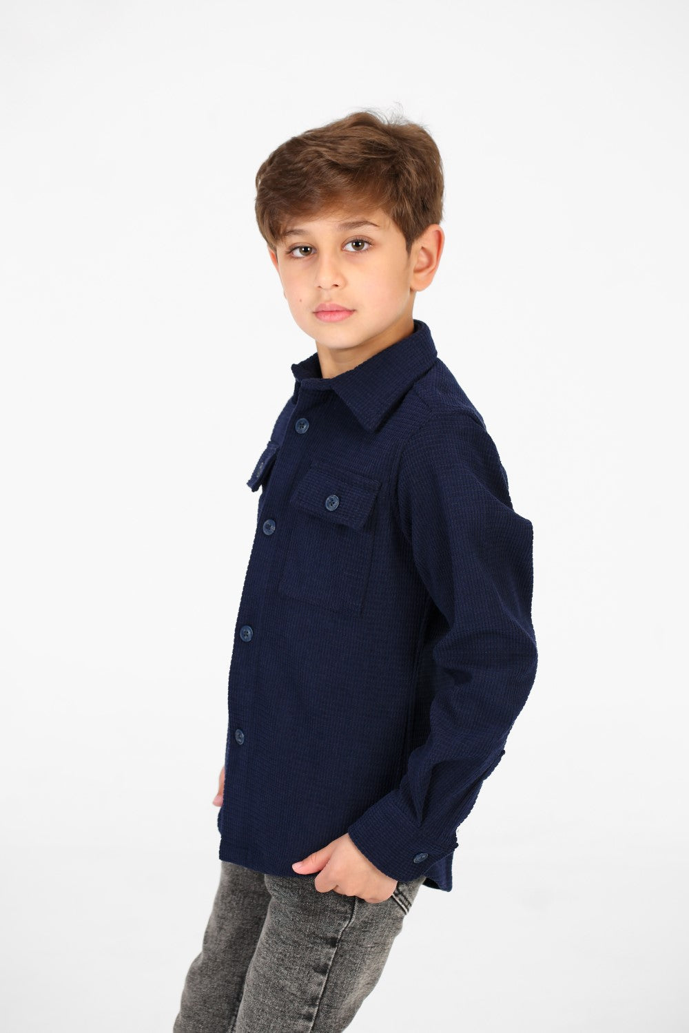 قميص مخملي بأكمام طويلة وأزرار أمامية للأولاد