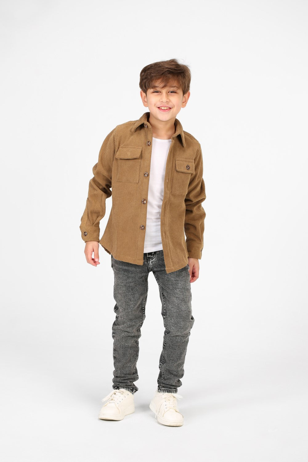 قميص مخملي بأكمام طويلة وأزرار أمامية للأولاد