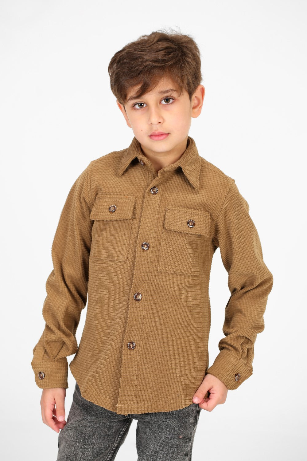 قميص مخملي بأكمام طويلة وأزرار أمامية للأولاد