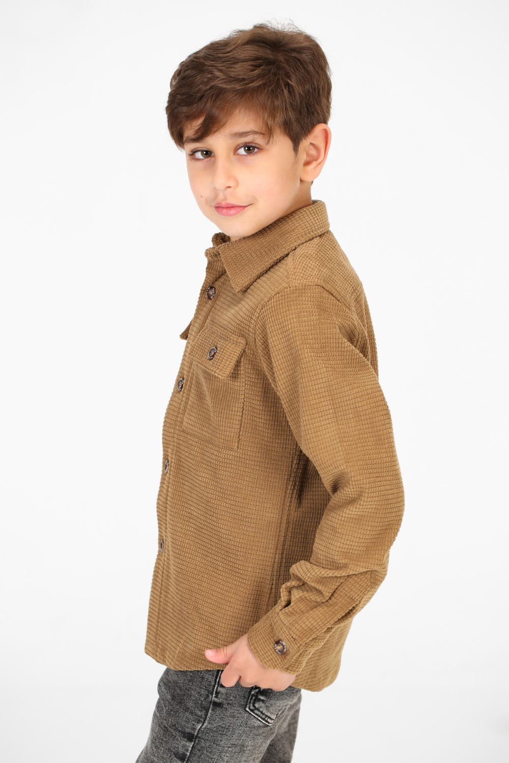 قميص مخملي بأكمام طويلة وأزرار أمامية للأولاد