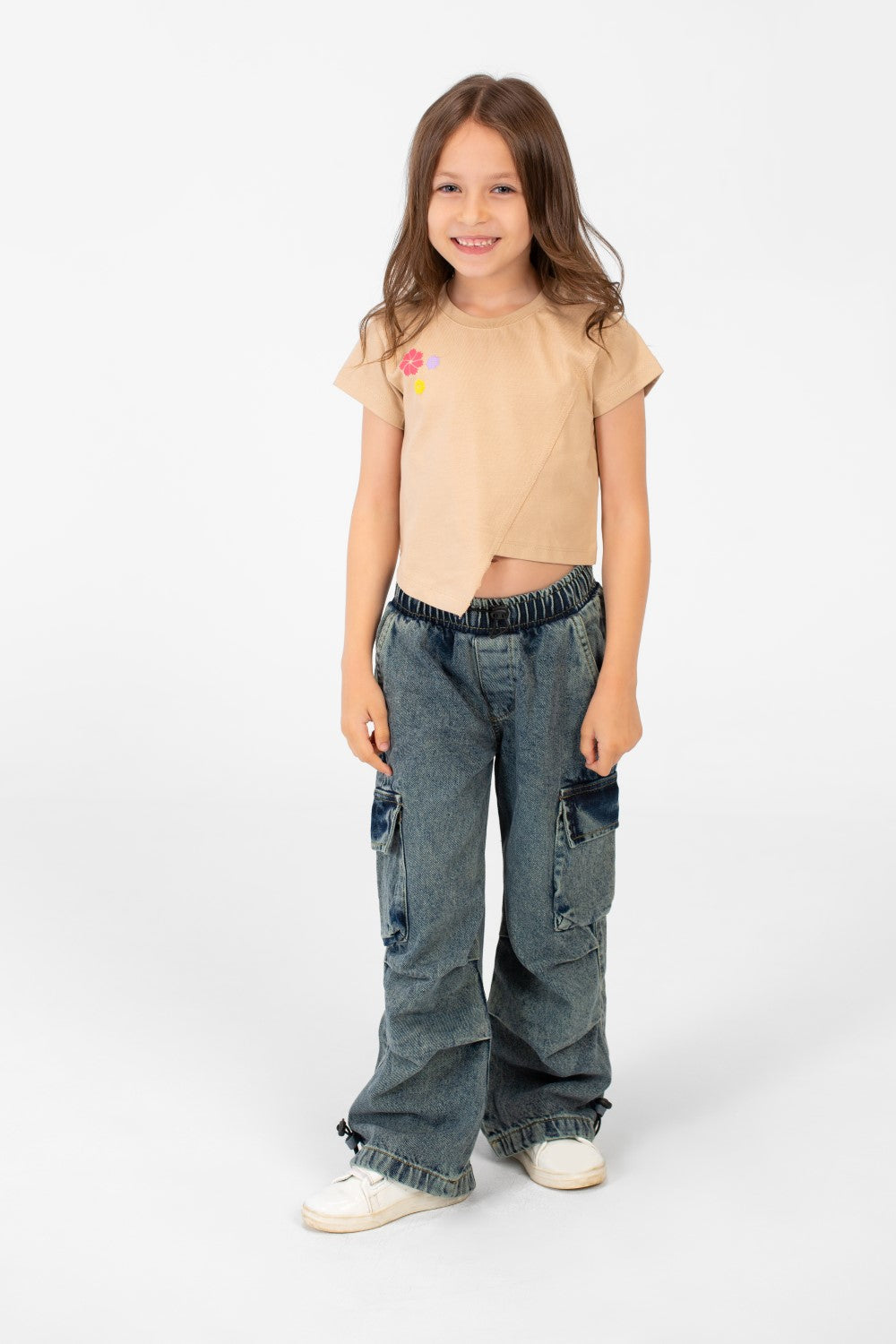 تي شيرت بناتي بأكمام نصفية وطبعة نصية ورقبة دائرية بتصميم مميز