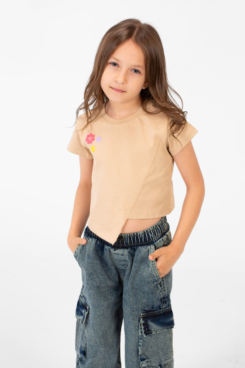 تي شيرت بناتي بأكمام نصفية وطبعة نصية ورقبة دائرية بتصميم مميز