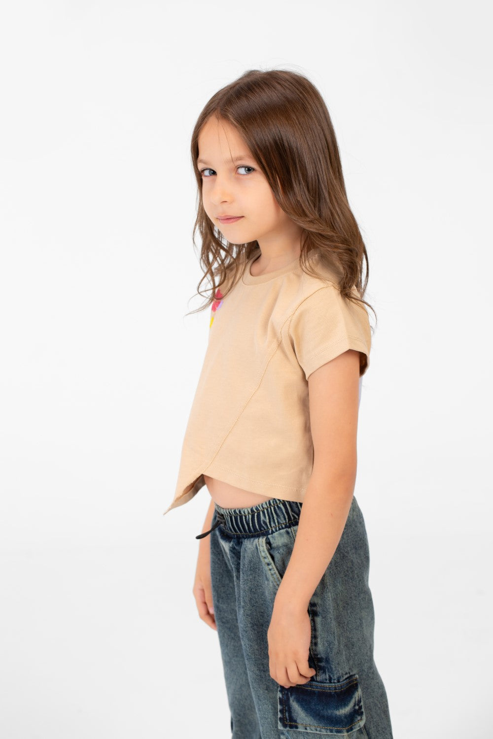 تي شيرت بناتي بأكمام نصفية وطبعة نصية ورقبة دائرية بتصميم مميز