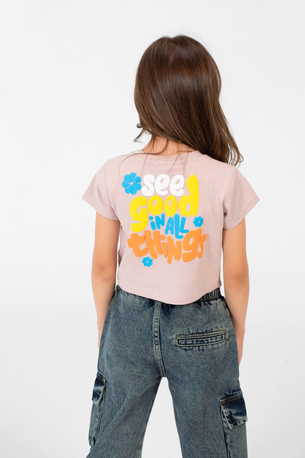 تي شيرت بناتي بأكمام نصفية وطبعة نصية ورقبة دائرية بتصميم مميز