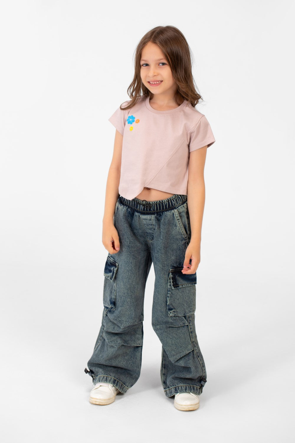 تي شيرت بناتي بأكمام نصفية وطبعة نصية ورقبة دائرية بتصميم مميز