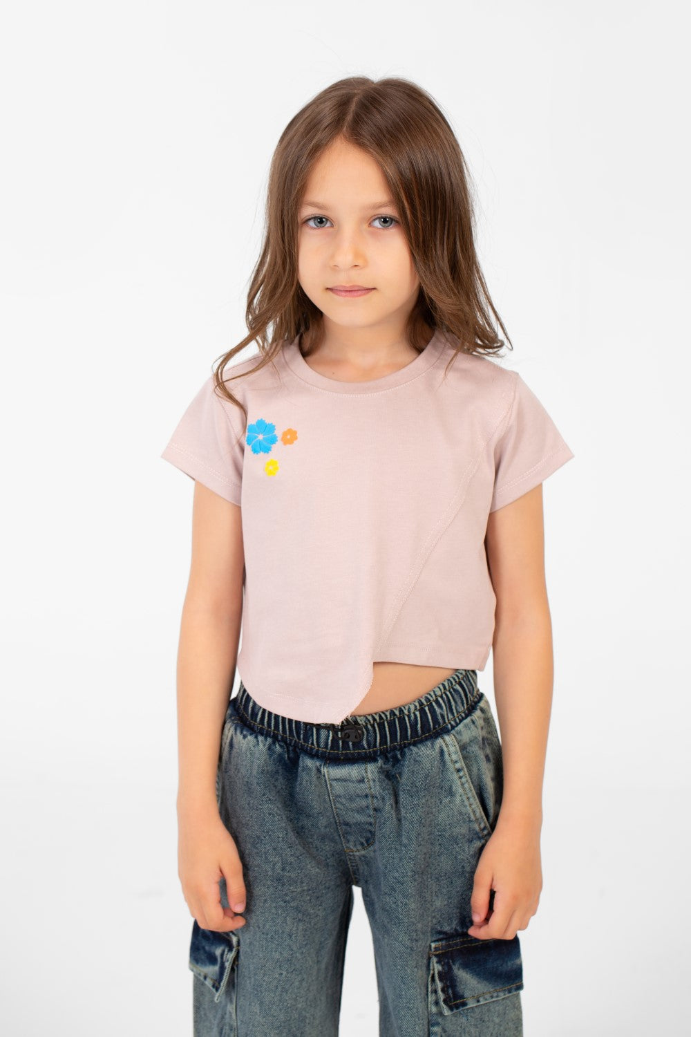 تي شيرت بناتي بأكمام نصفية وطبعة نصية ورقبة دائرية بتصميم مميز