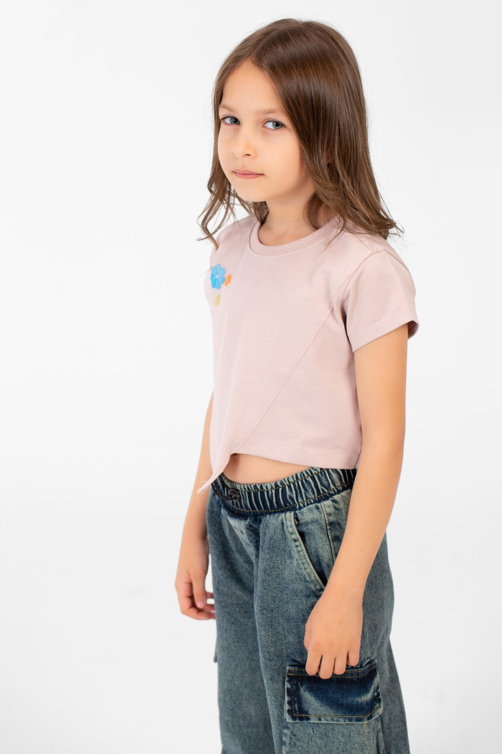 تي شيرت بناتي بأكمام نصفية وطبعة نصية ورقبة دائرية بتصميم مميز