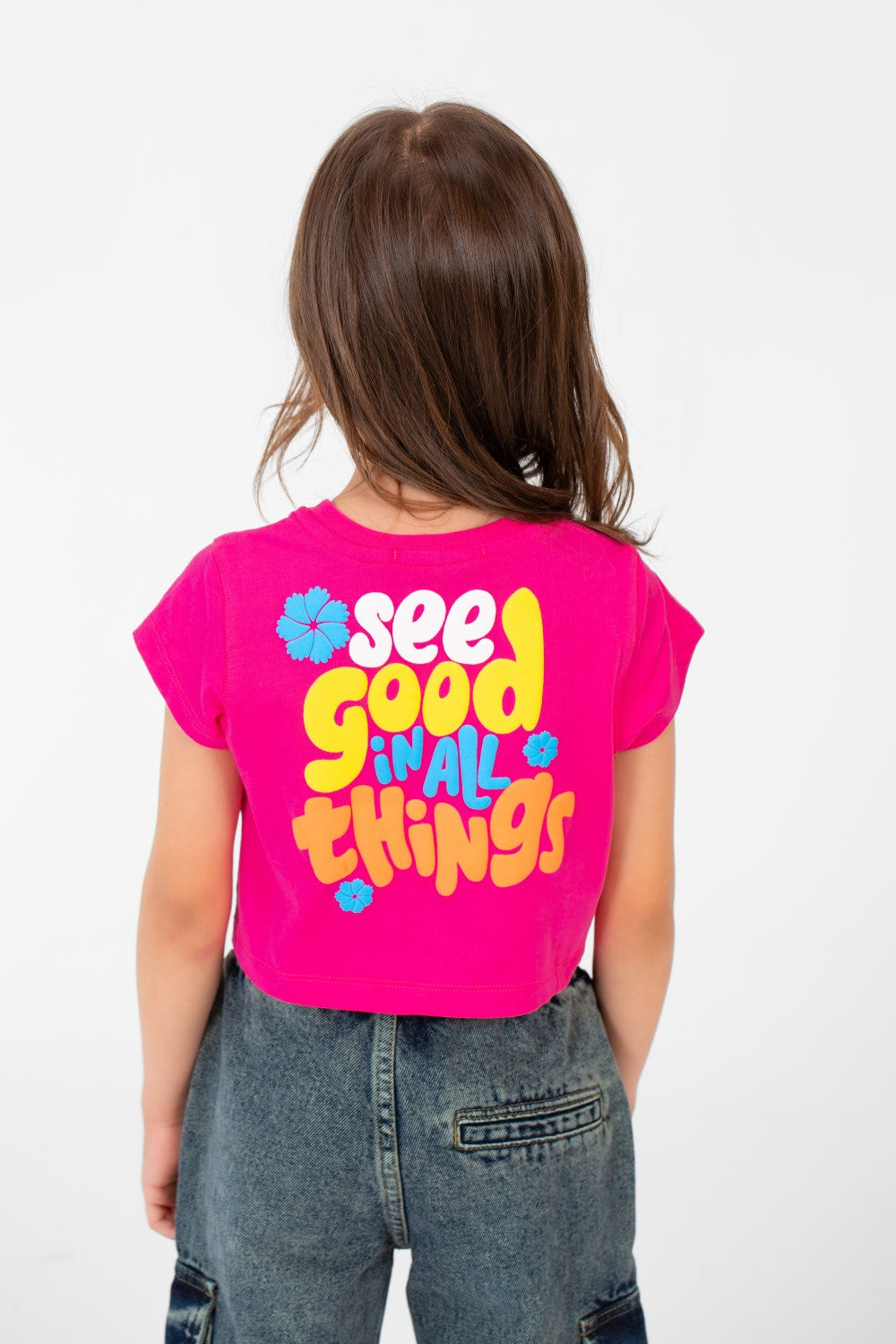 تي شيرت بناتي بأكمام نصفية وطبعة نصية ورقبة دائرية بتصميم مميز