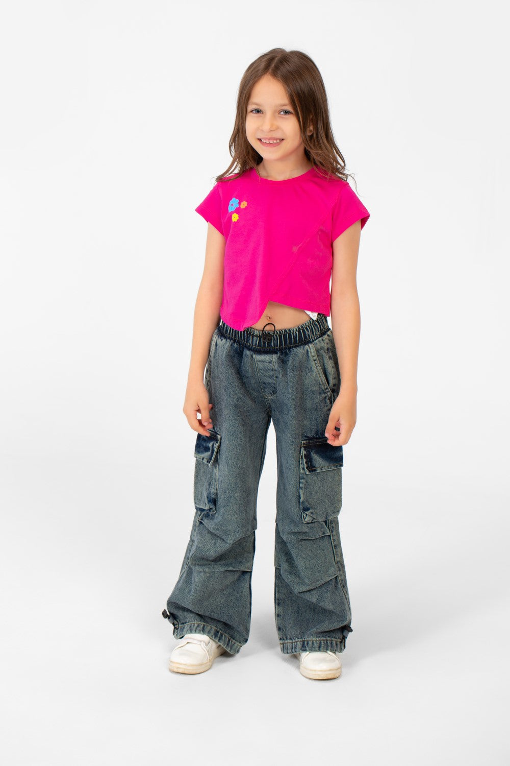 تي شيرت بناتي بأكمام نصفية وطبعة نصية ورقبة دائرية بتصميم مميز