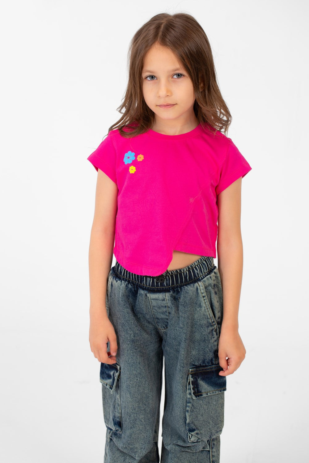 تي شيرت بناتي بأكمام نصفية وطبعة نصية ورقبة دائرية بتصميم مميز