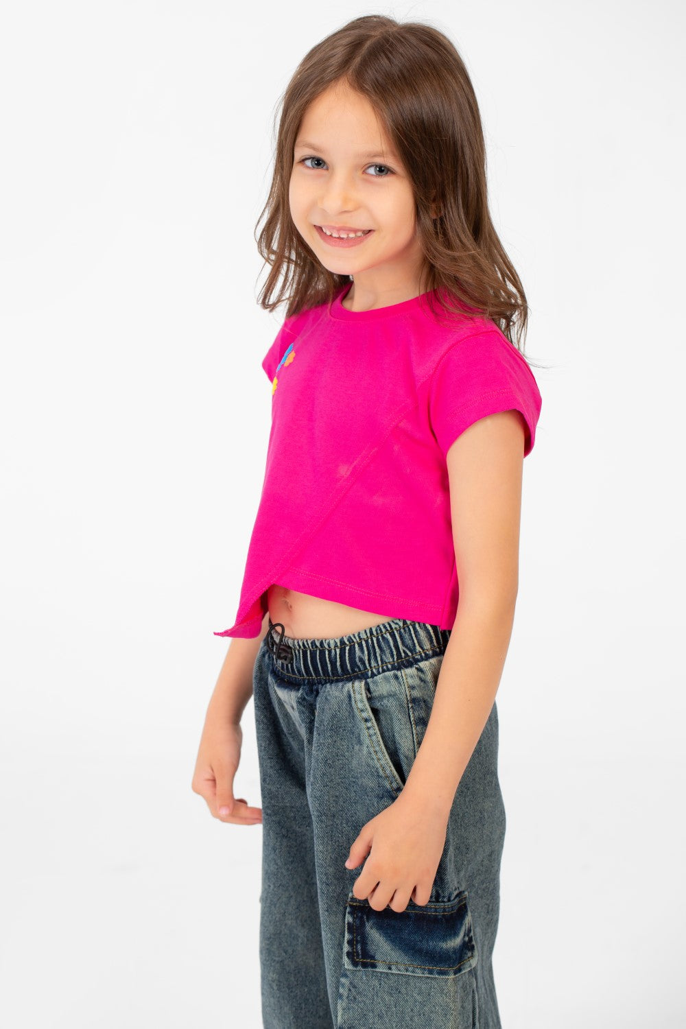 تي شيرت بناتي بأكمام نصفية وطبعة نصية ورقبة دائرية بتصميم مميز